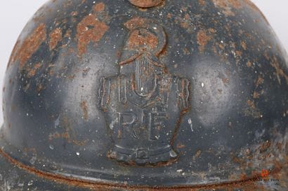 Trois coques de casque Adrian modèle 1915,...