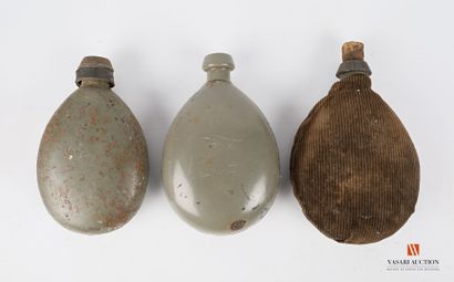 Trois bidons individuels de soldat allemand,...