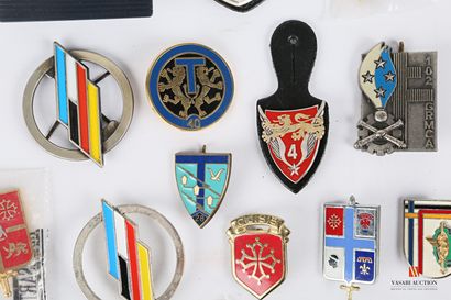 Set of various unit badges: ALAT, TRANSMISSION,...