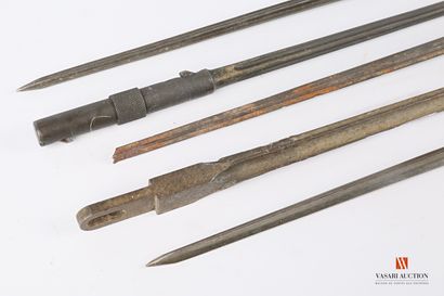 Baïonnette pliante pour carabine type Simonov...