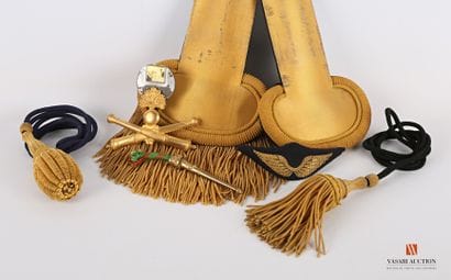 D'un officier d'artillerie : paire d'épaulettes...