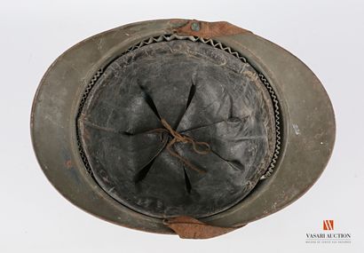 Casque Adrian modèle 1915, repeint en kaki...