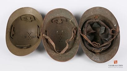 Trois coques de casque Adrian modèle 1926,...