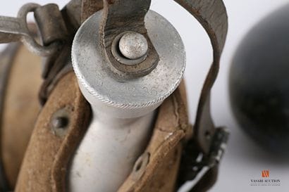 Trois bidons individuels de soldat allemand,...