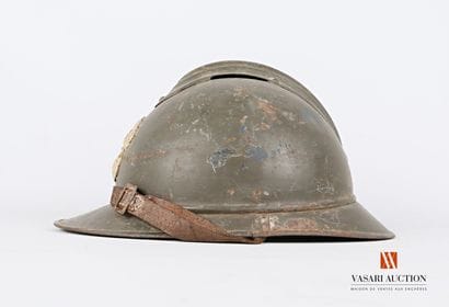 Casque Adrian modèle 1915, repeint en kaki...