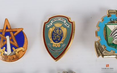 Set of various unit insignia: 1st R.C., 27th...