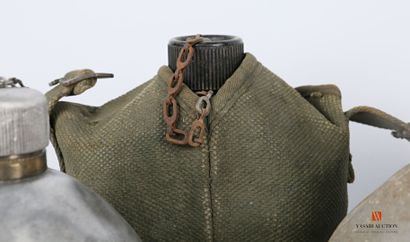 Trois bidons individuels de soldat américain,...