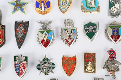 Set of various unit insignia: 1st R.C., 27th...