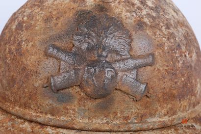 Trois coques de casque Adrian modèle 1915,...