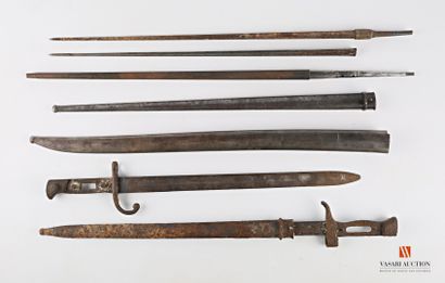 Trois lames de baïonnette Lebel, un fourreau...