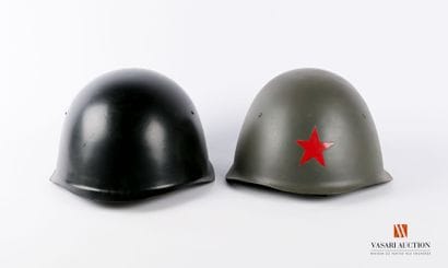 Deux casques type Pacte de Varsovie : un...