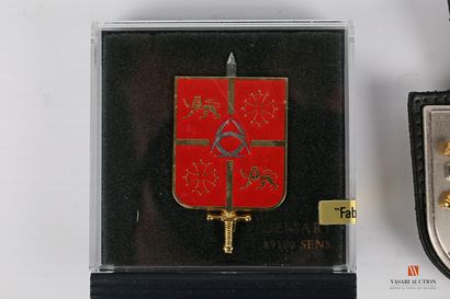 Set of various unit badges: ALAT, TRANSMISSION,...