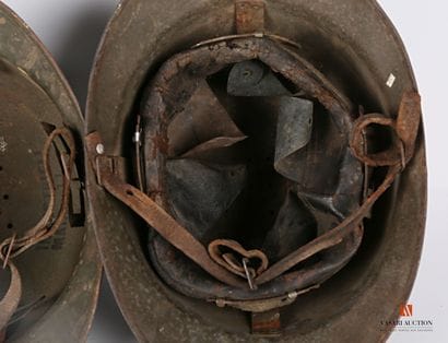 Trois coques de casque Adrian modèle 1926,...