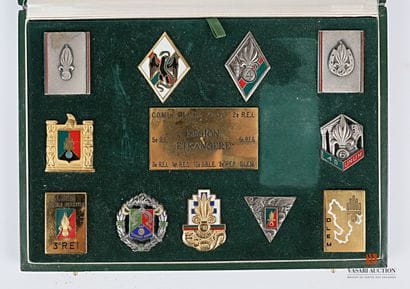 Coffret de présentation comportant onze insignes...
