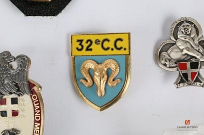 Ensemble d'insignes d'unité de l'infanterie...