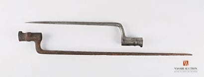 Baïonnette à douille type 1822, lame ramenée...