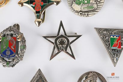Ensemble d'insignes d'unité de la Légion...