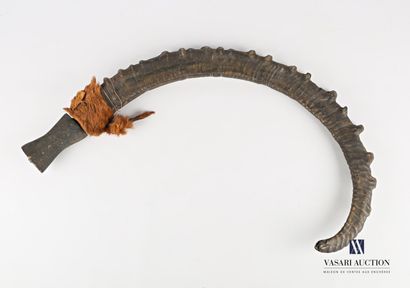 Sabre, la lame courbe en fer gravé de motifs...