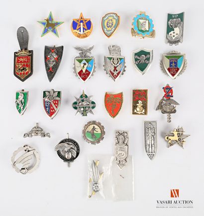 Ensemble d'insignes d'unité divers: 1er R.C.,...