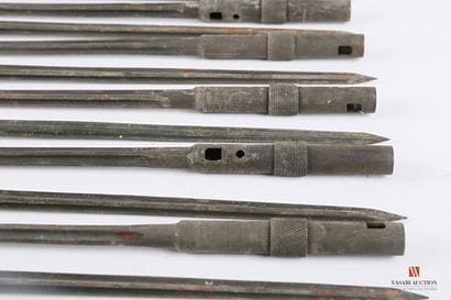 Ensemble de 14 baïonnettes cruciformes pour...