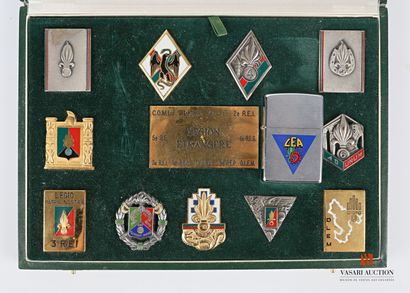 Coffret de présentation comportant onze insignes...