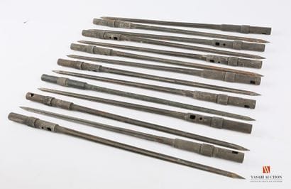 Ensemble de 14 baïonnettes cruciformes pour...