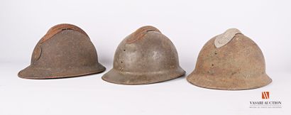 Trois coques de casque Adrian modèle 1926,...