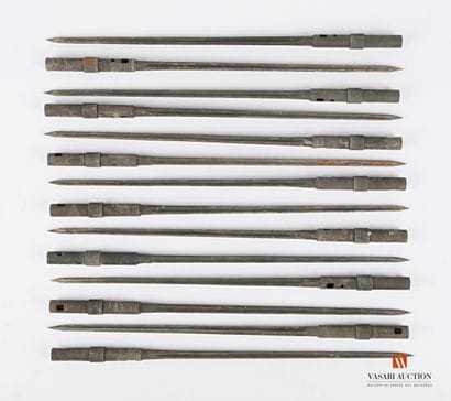 Ensemble de 14 baïonnettes cruciformes pour...