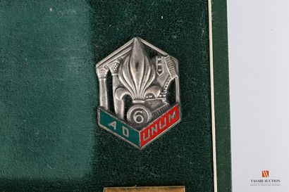 Coffret de présentation comportant onze insignes...