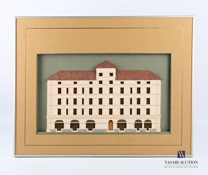 Model under glass presenting a longitudinal...
