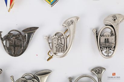Set of unit badges of the Chasseurs: 2nd...