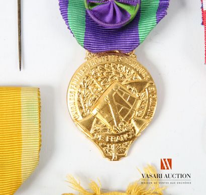 Médaille militaire (2 exemplaires), Croix...