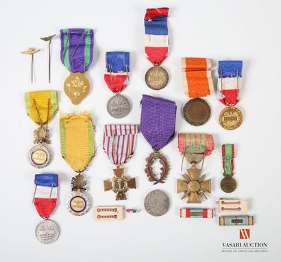 Médaille militaire (2 exemplaires), Croix...