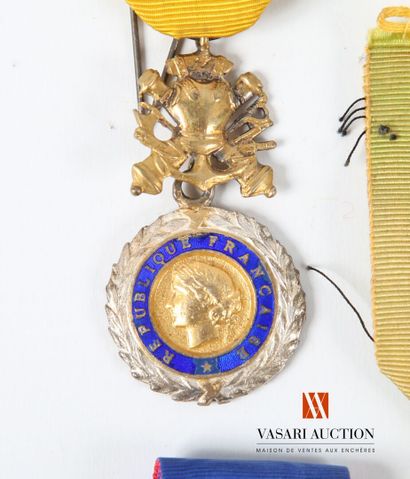Médaille militaire (2 exemplaires), Croix...