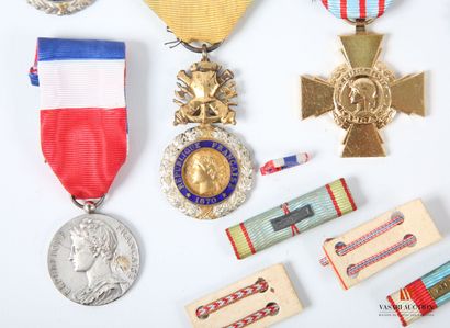 Médaille militaire (2 exemplaires), Croix...