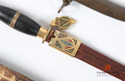 Réunion de 4 couteaux de ceinture style Koumya,...