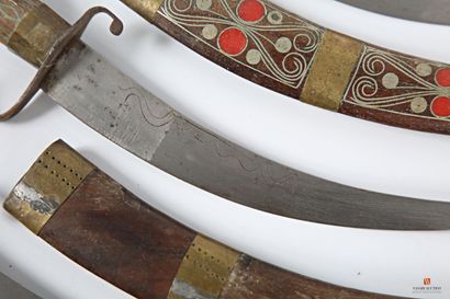 Paire de sabres décoratifs, lame courbe niellée...