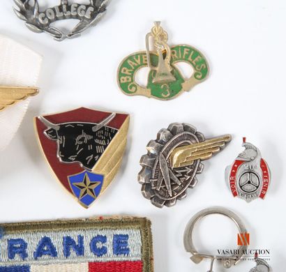 Insigne militaires et divers, 12 pièces,...