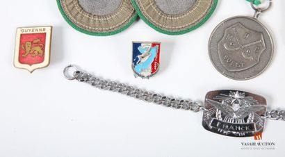 Insigne militaires et divers, 12 pièces,...