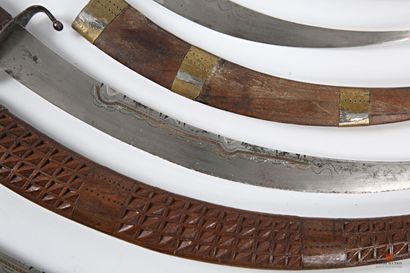 Paire de sabres décoratifs, lame courbe niellée...