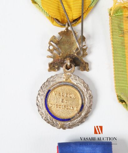 Médaille militaire (2 exemplaires), Croix...