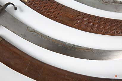 Paire de sabres décoratifs, lame courbe niellée...