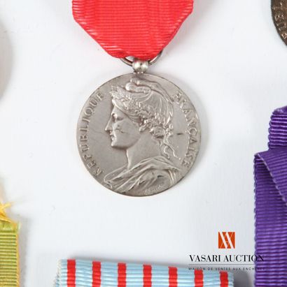 Médaille militaire (2 exemplaires), Croix...