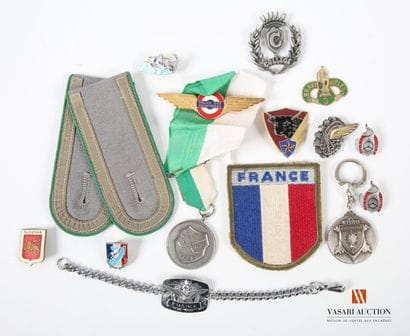 Insigne militaires et divers, 12 pièces,...