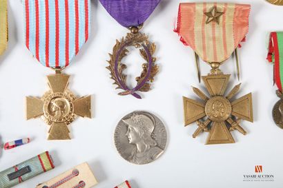 Médaille militaire (2 exemplaires), Croix...