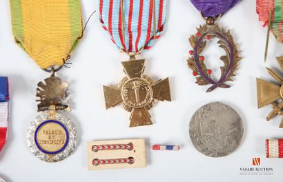 Médaille militaire (2 exemplaires), Croix...