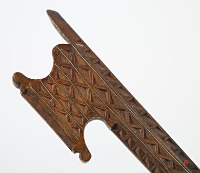 Paire de sabres décoratifs, lame courbe niellée...