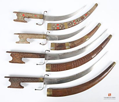 Paire de sabres décoratifs, lame courbe niellée...
