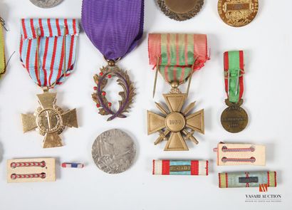 Médaille militaire (2 exemplaires), Croix...
