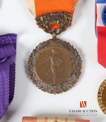 Médaille militaire (2 exemplaires), Croix...
